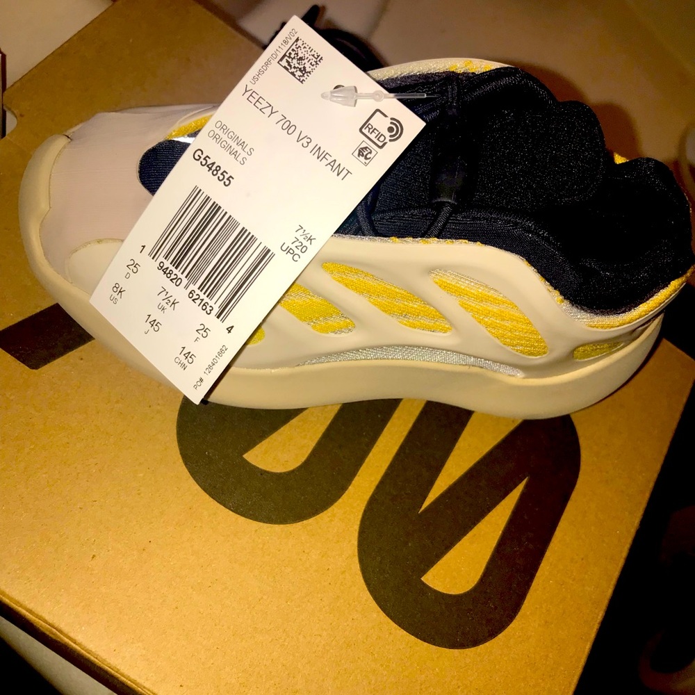 Brand new Yeezys for infant. Size 8